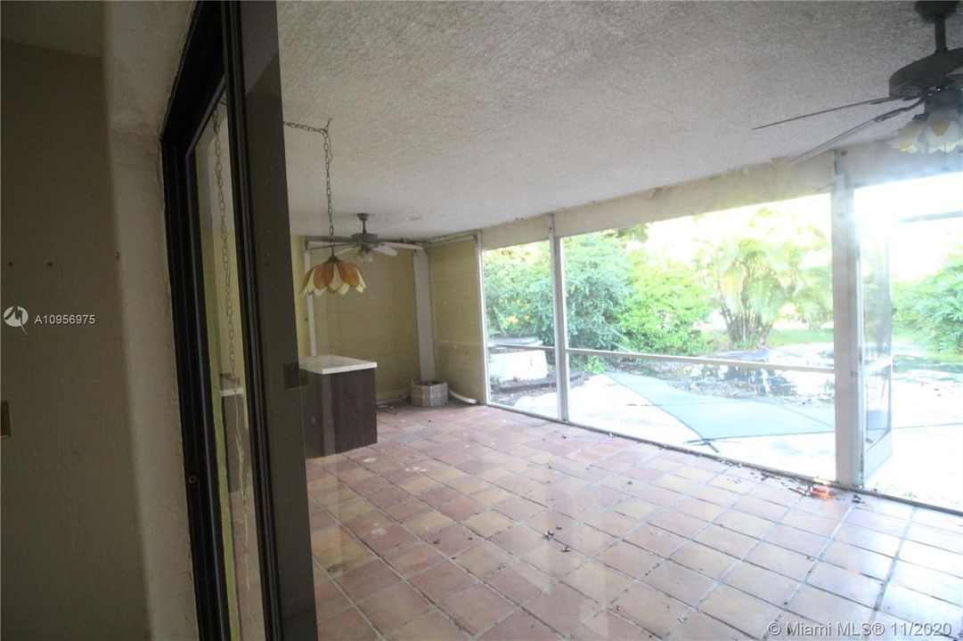 Vendido Recientemente: $390,000 (3 camas, 2 baños, 2253 Pies cuadrados)
