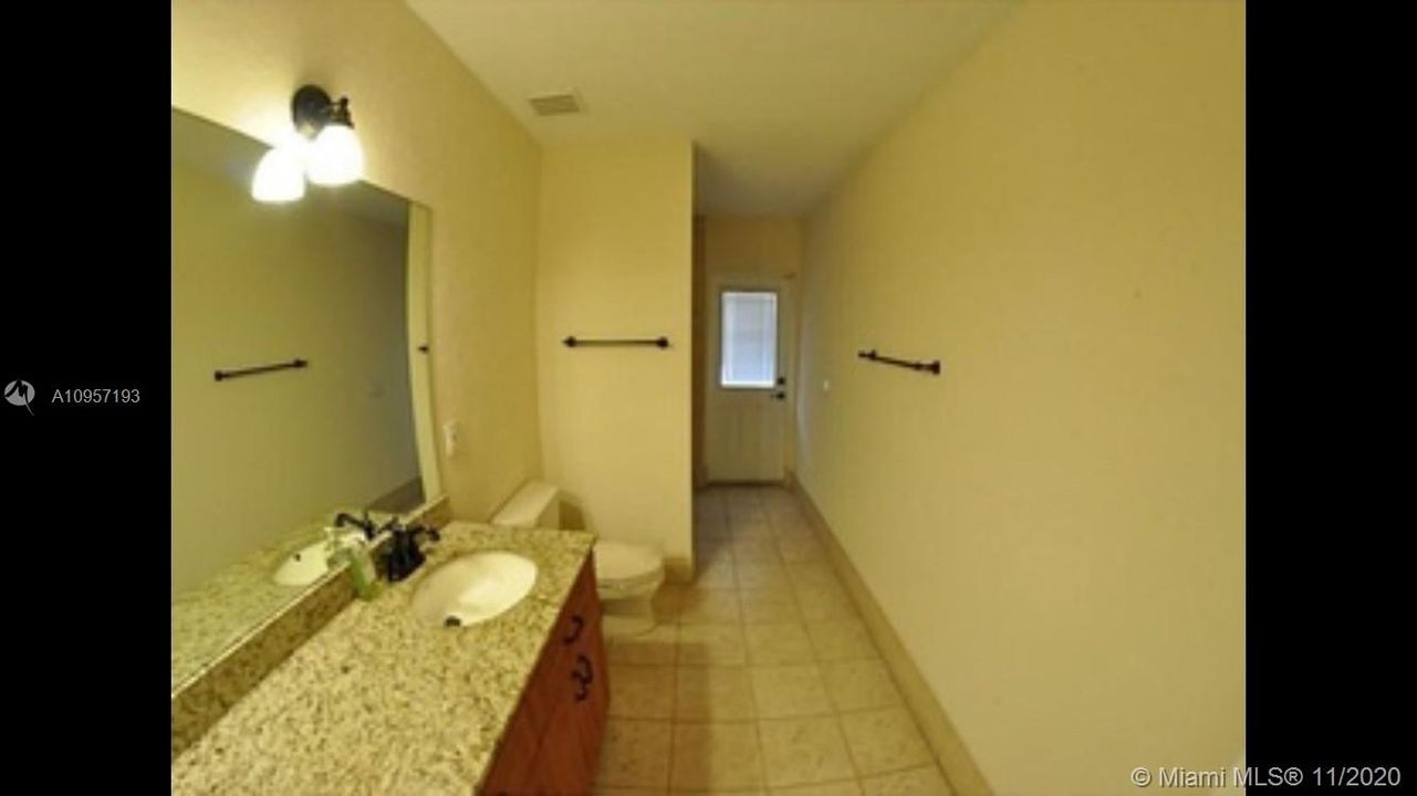 Vendido Recientemente: $1,300,000 (4 camas, 3 baños, 4247 Pies cuadrados)
