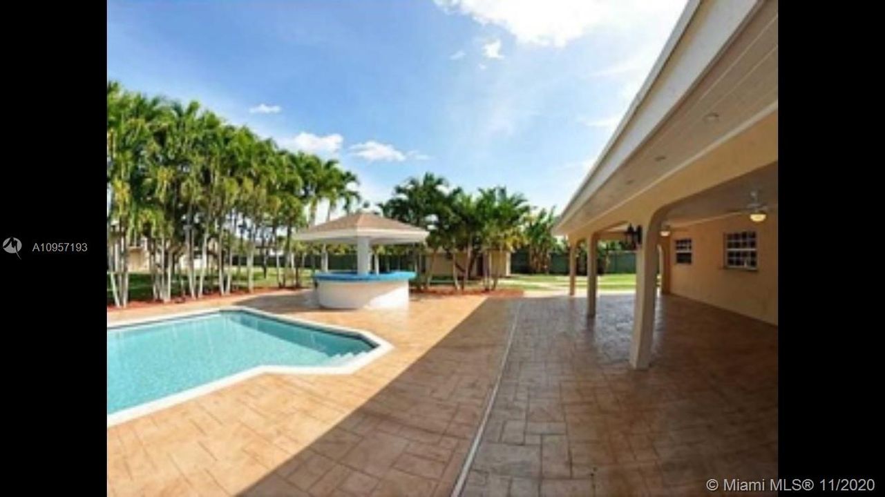 Vendido Recientemente: $1,300,000 (4 camas, 3 baños, 4247 Pies cuadrados)