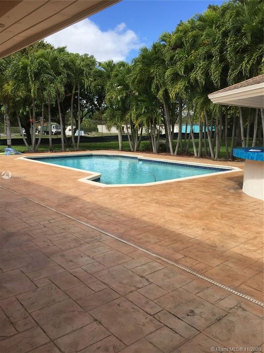 Vendido Recientemente: $1,300,000 (4 camas, 3 baños, 4247 Pies cuadrados)