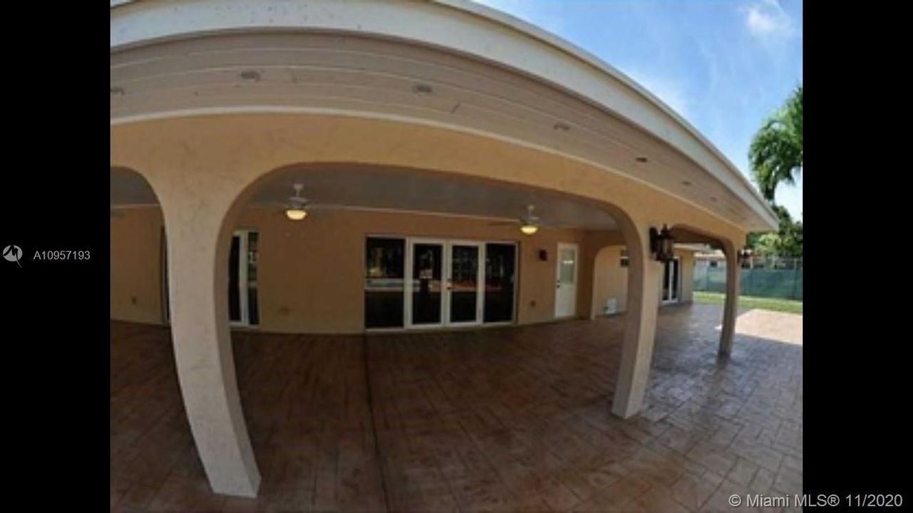 Vendido Recientemente: $1,300,000 (4 camas, 3 baños, 4247 Pies cuadrados)