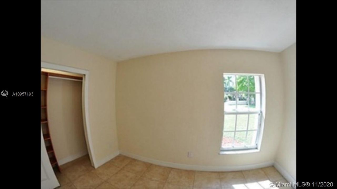 Vendido Recientemente: $1,300,000 (4 camas, 3 baños, 4247 Pies cuadrados)