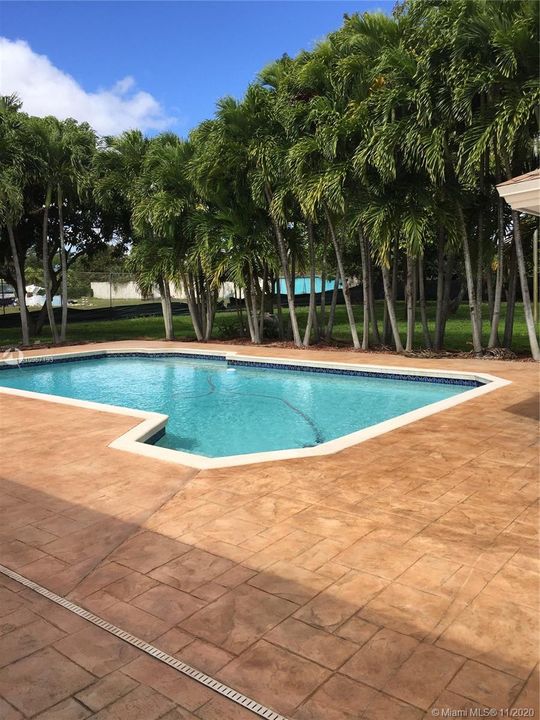 Vendido Recientemente: $1,300,000 (4 camas, 3 baños, 4247 Pies cuadrados)