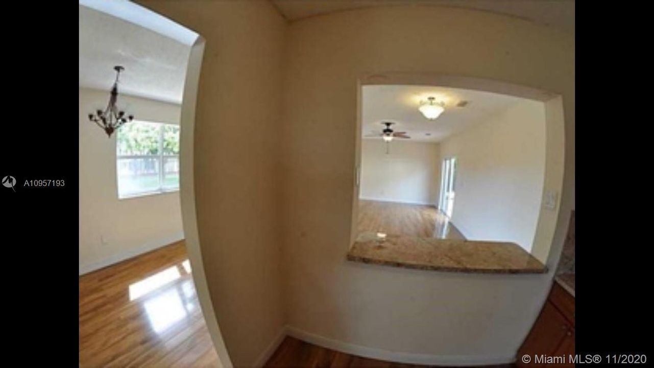 Vendido Recientemente: $1,300,000 (4 camas, 3 baños, 4247 Pies cuadrados)