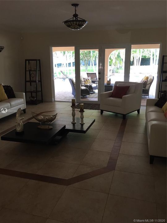 Vendido Recientemente: $1,300,000 (4 camas, 3 baños, 4247 Pies cuadrados)