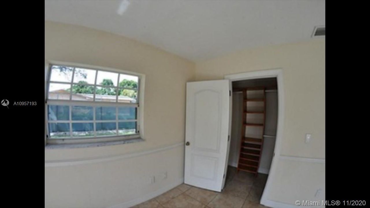 Vendido Recientemente: $1,300,000 (4 camas, 3 baños, 4247 Pies cuadrados)