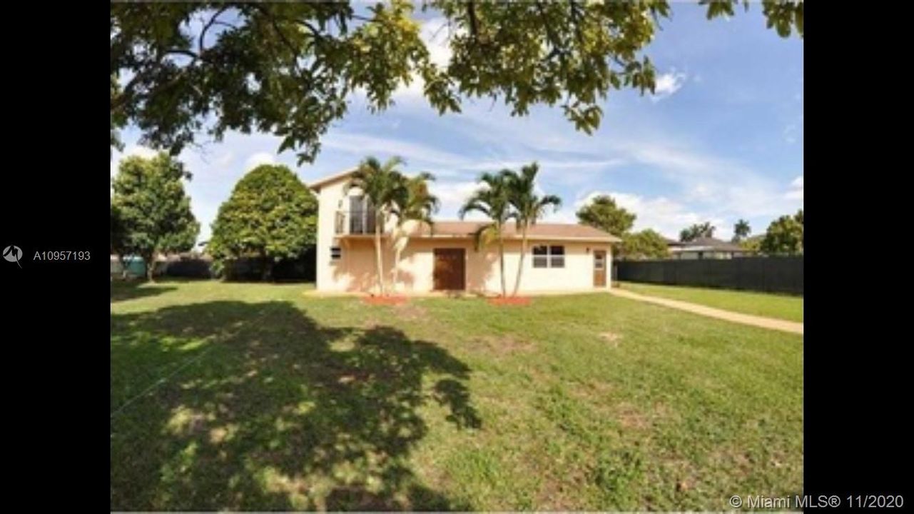 Vendido Recientemente: $1,300,000 (4 camas, 3 baños, 4247 Pies cuadrados)