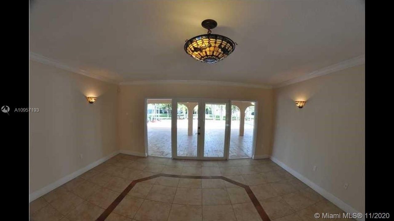 Vendido Recientemente: $1,300,000 (4 camas, 3 baños, 4247 Pies cuadrados)