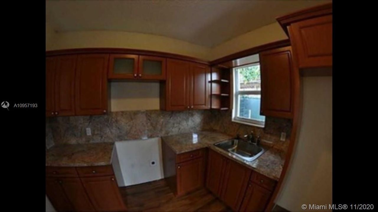 Vendido Recientemente: $1,300,000 (4 camas, 3 baños, 4247 Pies cuadrados)