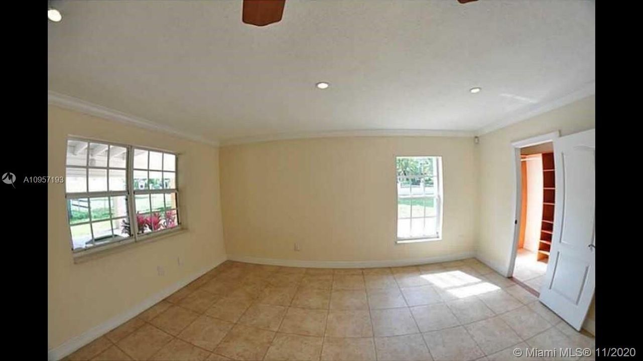 Vendido Recientemente: $1,300,000 (4 camas, 3 baños, 4247 Pies cuadrados)
