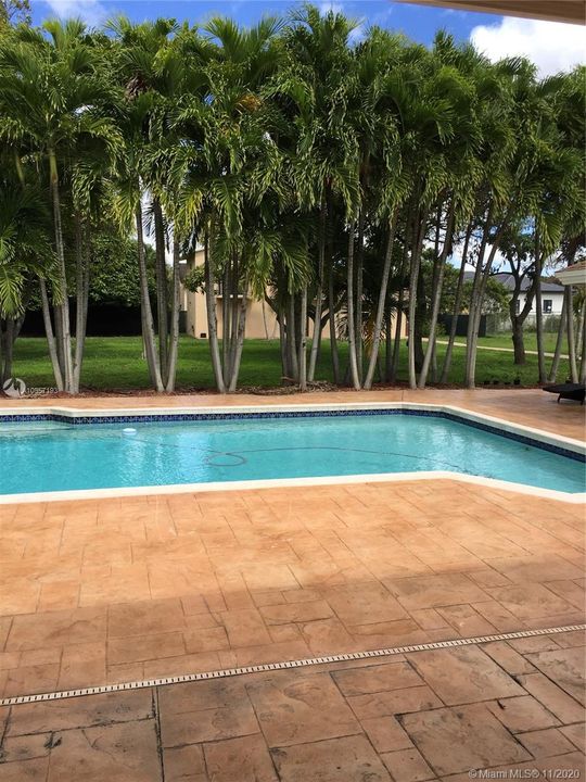 Vendido Recientemente: $1,300,000 (4 camas, 3 baños, 4247 Pies cuadrados)