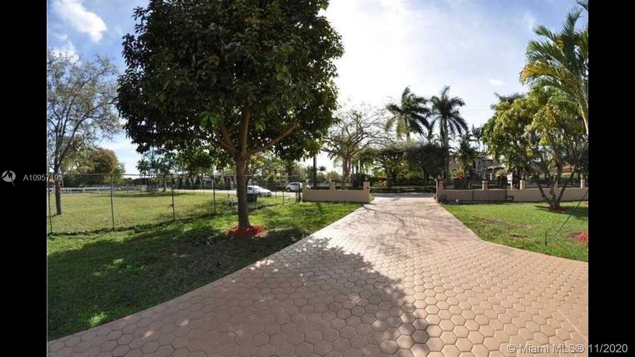 Vendido Recientemente: $1,300,000 (4 camas, 3 baños, 4247 Pies cuadrados)