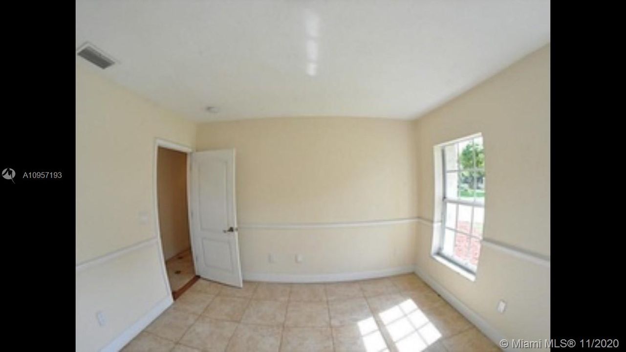 Vendido Recientemente: $1,300,000 (4 camas, 3 baños, 4247 Pies cuadrados)