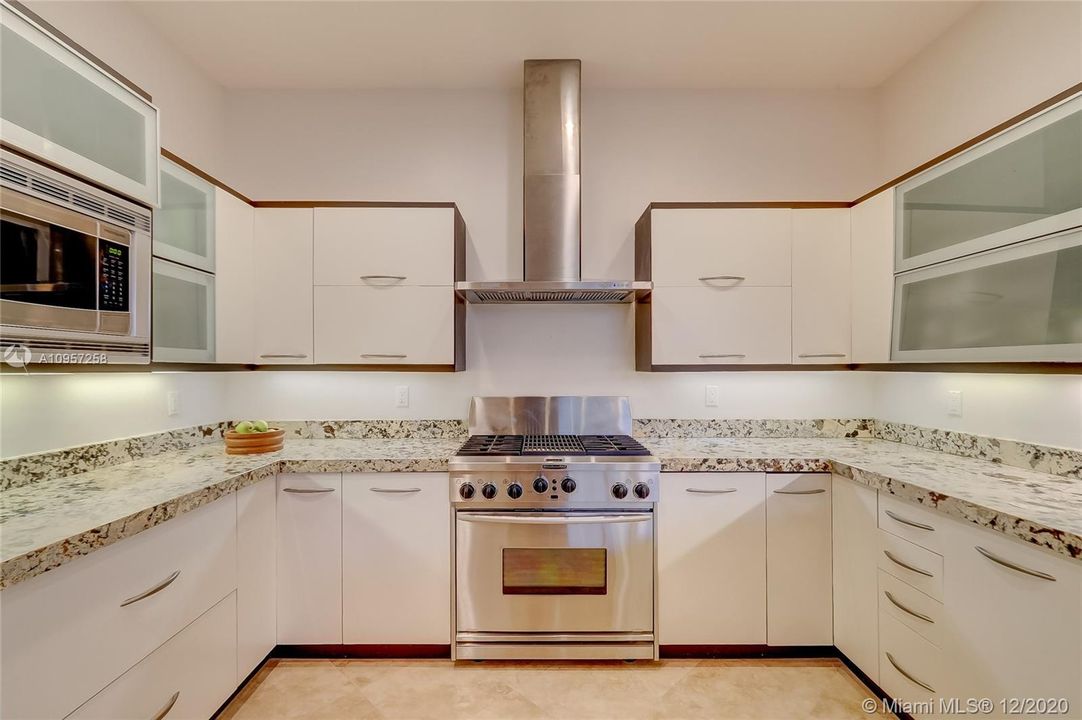 Kitchen w/ Gas Range & Granite