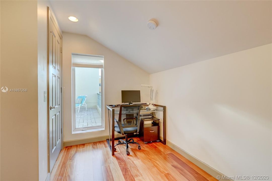 Cozy Office or Play area Nook on 3rd Floor w/ Wood Floors (Elevator to left)