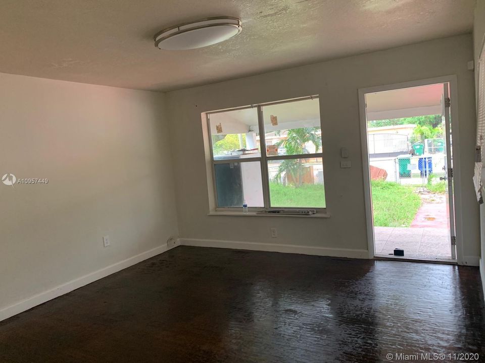 Recently Rented: $2,000 (4 beds, 2 baths, 1327 Square Feet)