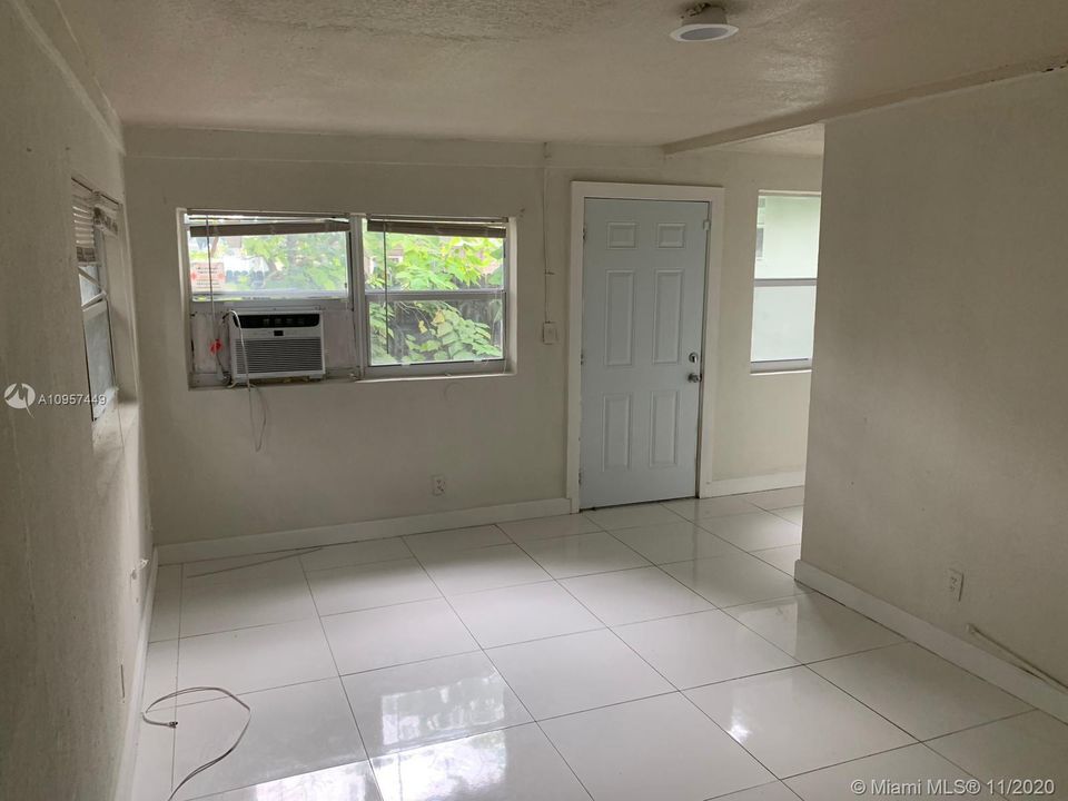 Recently Rented: $2,000 (4 beds, 2 baths, 1327 Square Feet)