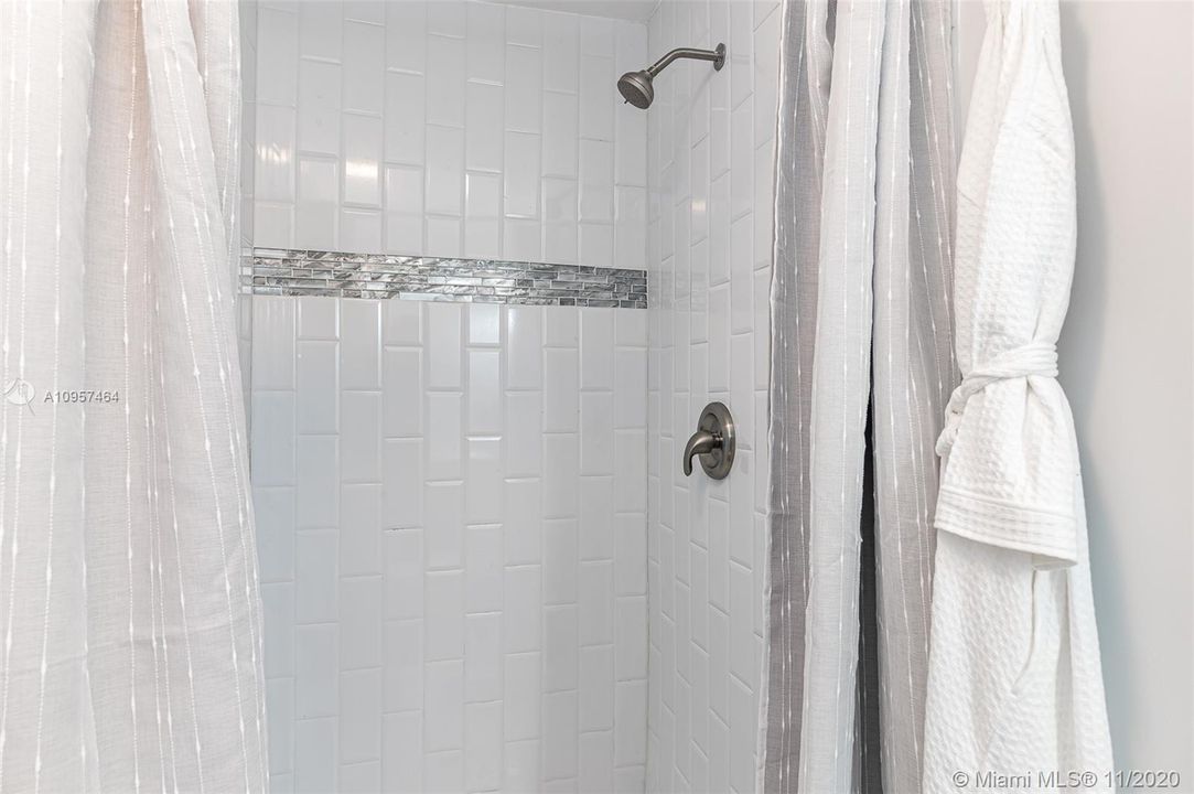 Vendido Recientemente: $289,500 (3 camas, 2 baños, 1168 Pies cuadrados)