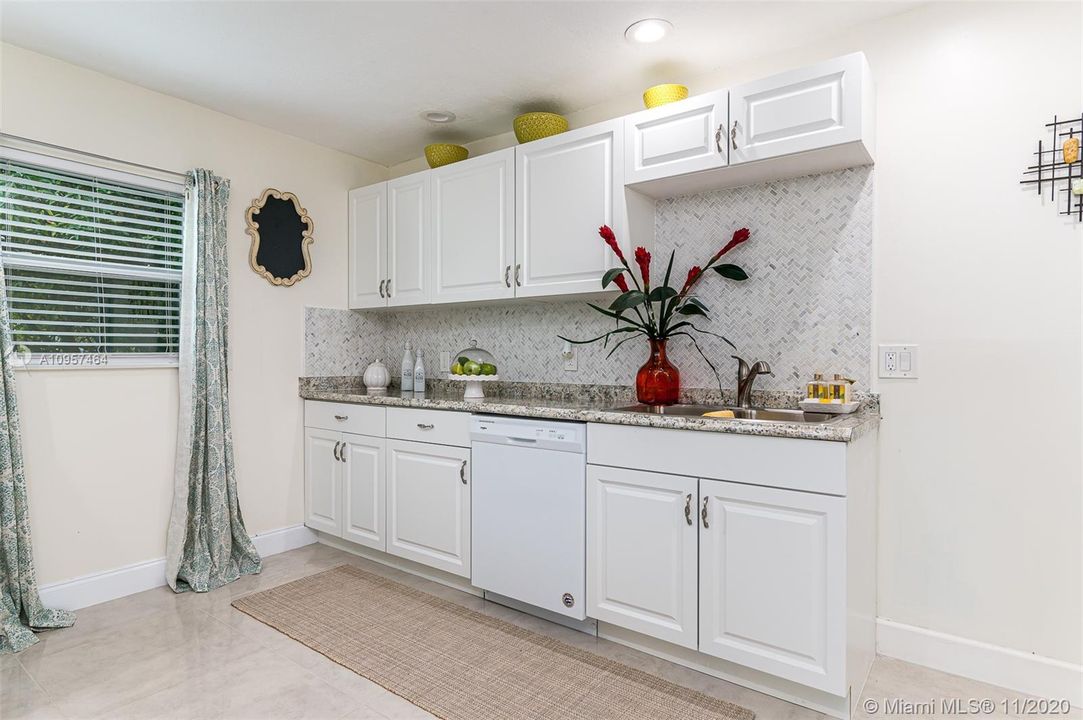 Vendido Recientemente: $289,500 (3 camas, 2 baños, 1168 Pies cuadrados)