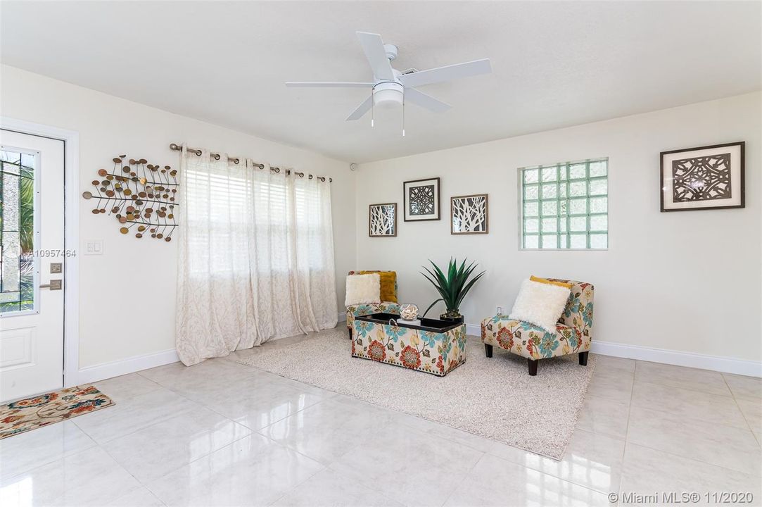 Vendido Recientemente: $289,500 (3 camas, 2 baños, 1168 Pies cuadrados)