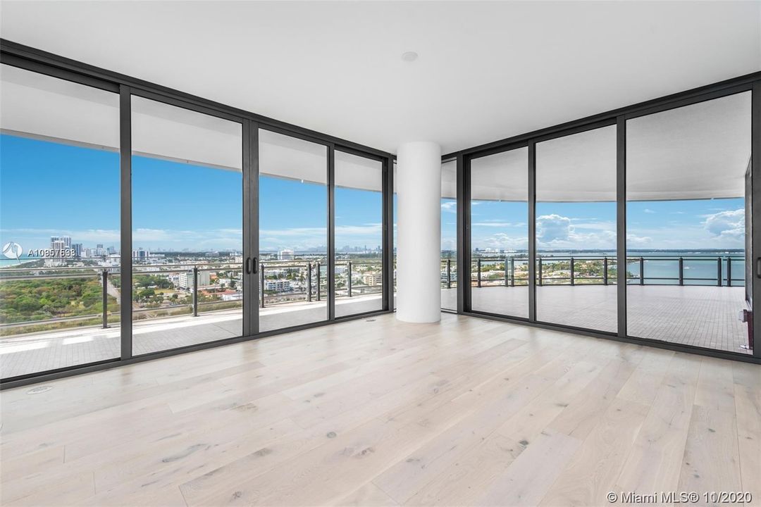 Recently Sold: $9,299,000 (3 beds, 4 baths, 3202 Square Feet)