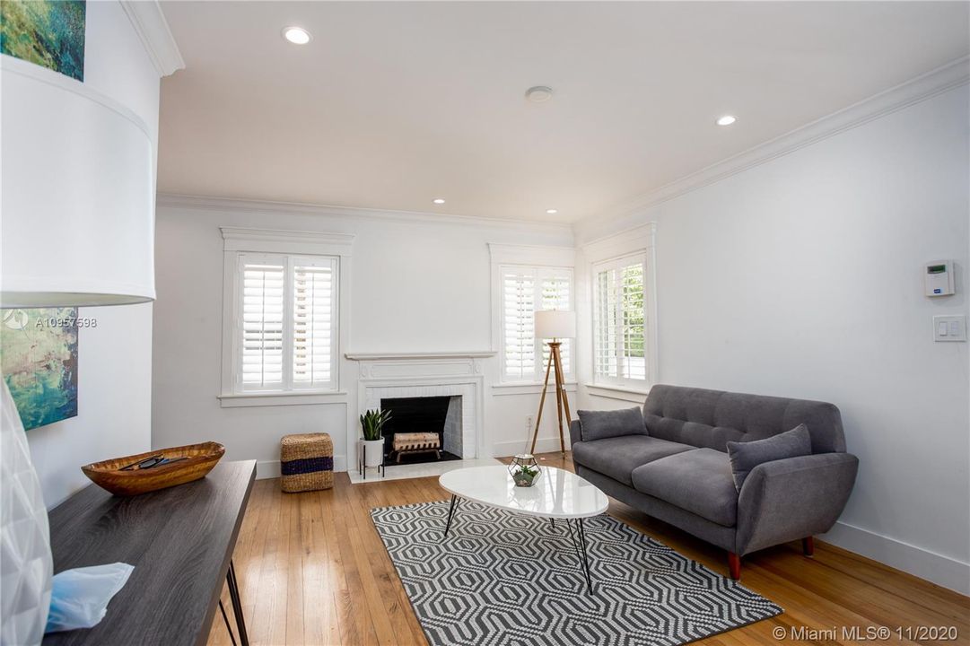 Recently Rented: $2,950 (2 beds, 1 baths, 1359 Square Feet)