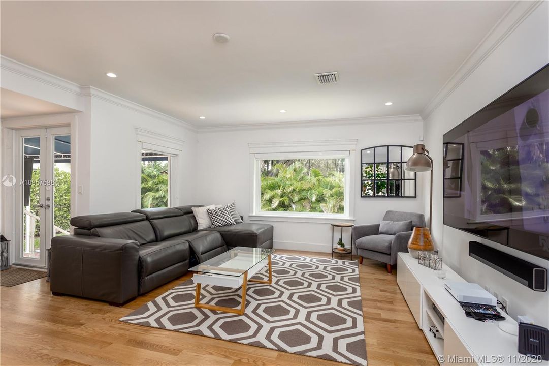 Recently Rented: $2,950 (2 beds, 1 baths, 1359 Square Feet)