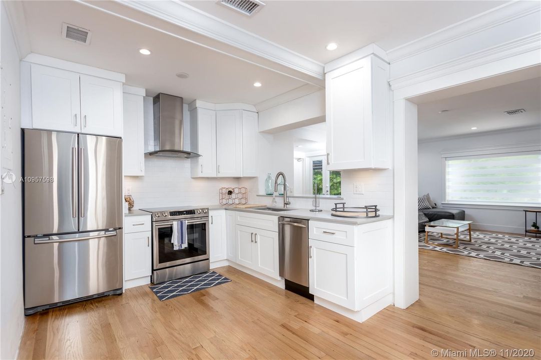 Recently Rented: $2,950 (2 beds, 1 baths, 1359 Square Feet)