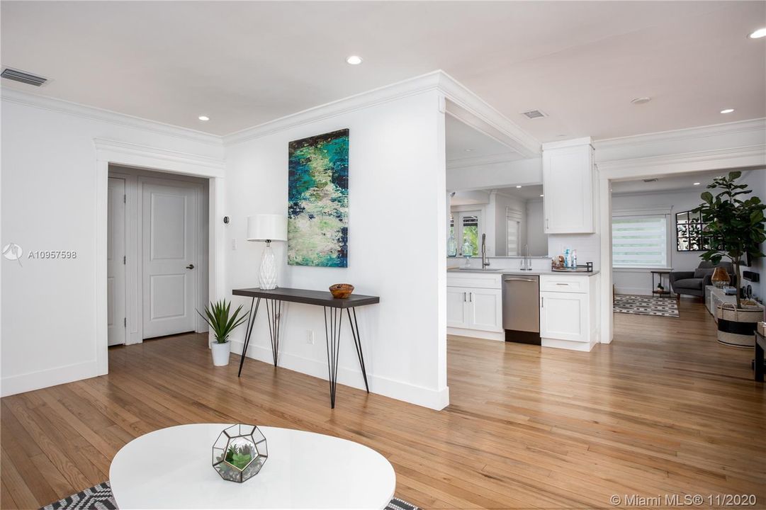 Recently Rented: $2,950 (2 beds, 1 baths, 1359 Square Feet)