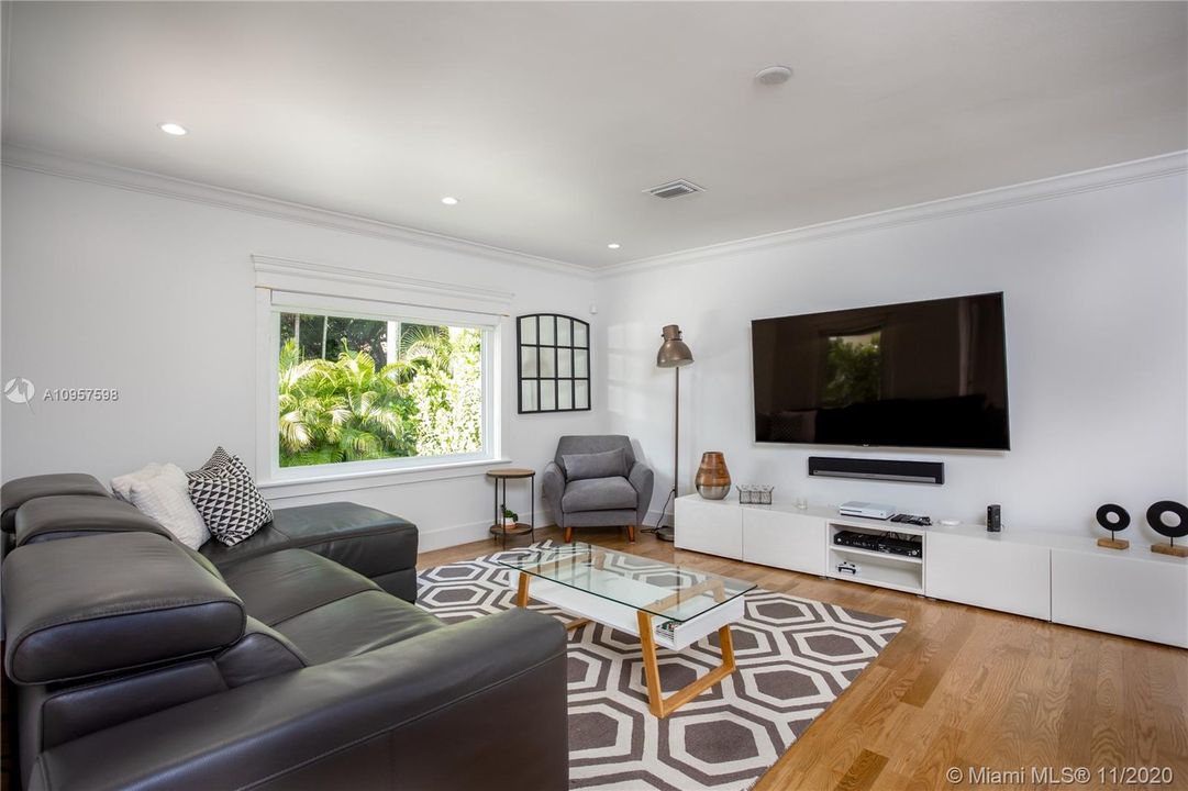 Recently Rented: $2,950 (2 beds, 1 baths, 1359 Square Feet)
