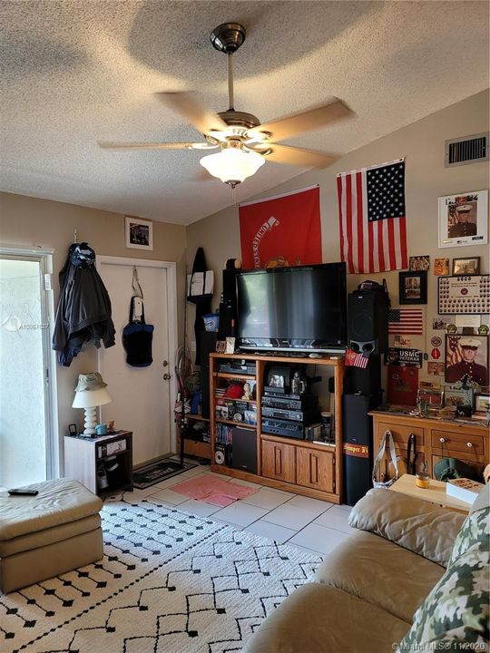 Vendido Recientemente: $174,900 (2 camas, 2 baños, 860 Pies cuadrados)