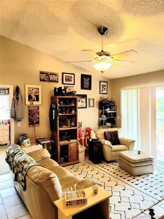 Vendido Recientemente: $174,900 (2 camas, 2 baños, 860 Pies cuadrados)