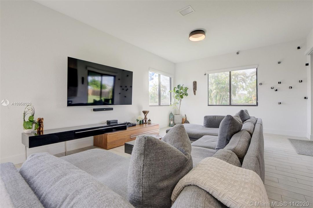 Vendido Recientemente: $569,000 (5 camas, 4 baños, 2535 Pies cuadrados)