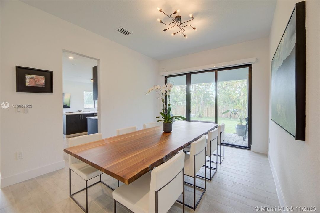 Vendido Recientemente: $569,000 (5 camas, 4 baños, 2535 Pies cuadrados)