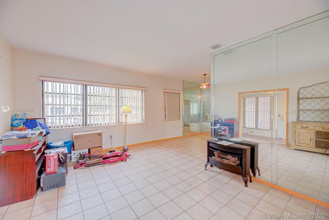Recently Sold: $225,000 (2 beds, 1 baths, 1052 Square Feet)