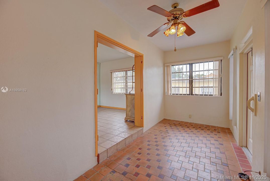 Recently Sold: $225,000 (2 beds, 1 baths, 1052 Square Feet)