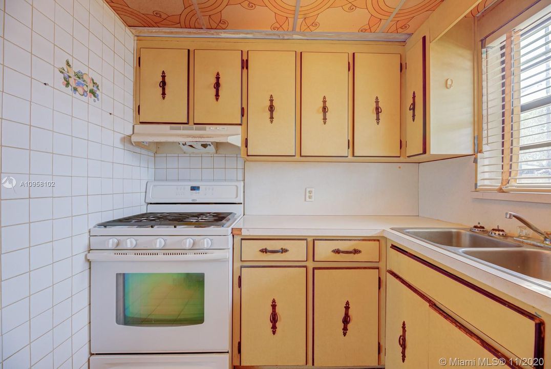 Recently Sold: $225,000 (2 beds, 1 baths, 1052 Square Feet)