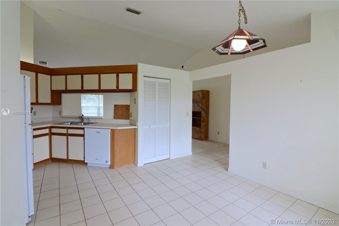 Recently Sold: $315,000 (3 beds, 2 baths, 1648 Square Feet)