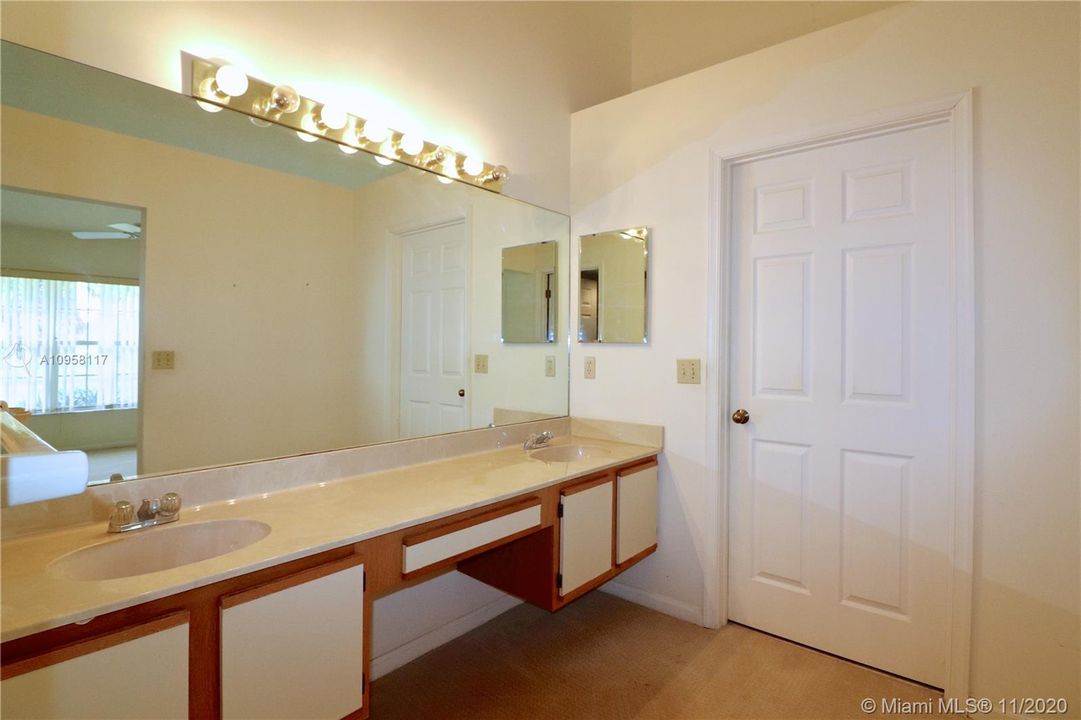 Recently Sold: $315,000 (3 beds, 2 baths, 1648 Square Feet)