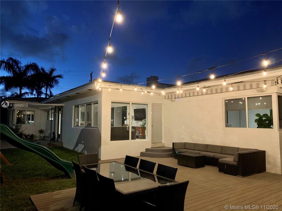 Vendido Recientemente: $999,000 (3 camas, 2 baños, 2017 Pies cuadrados)