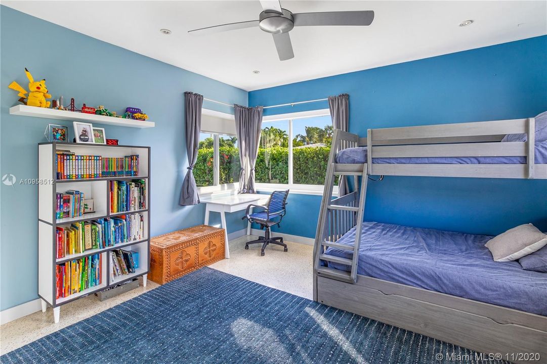 Vendido Recientemente: $999,000 (3 camas, 2 baños, 2017 Pies cuadrados)