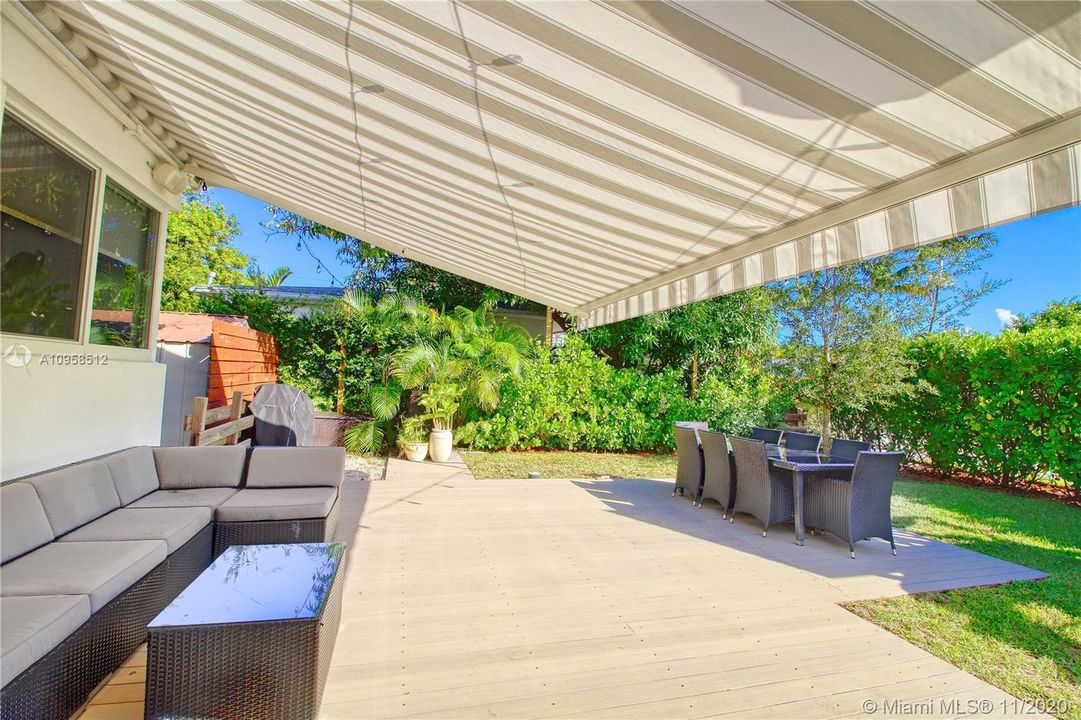 Vendido Recientemente: $999,000 (3 camas, 2 baños, 2017 Pies cuadrados)