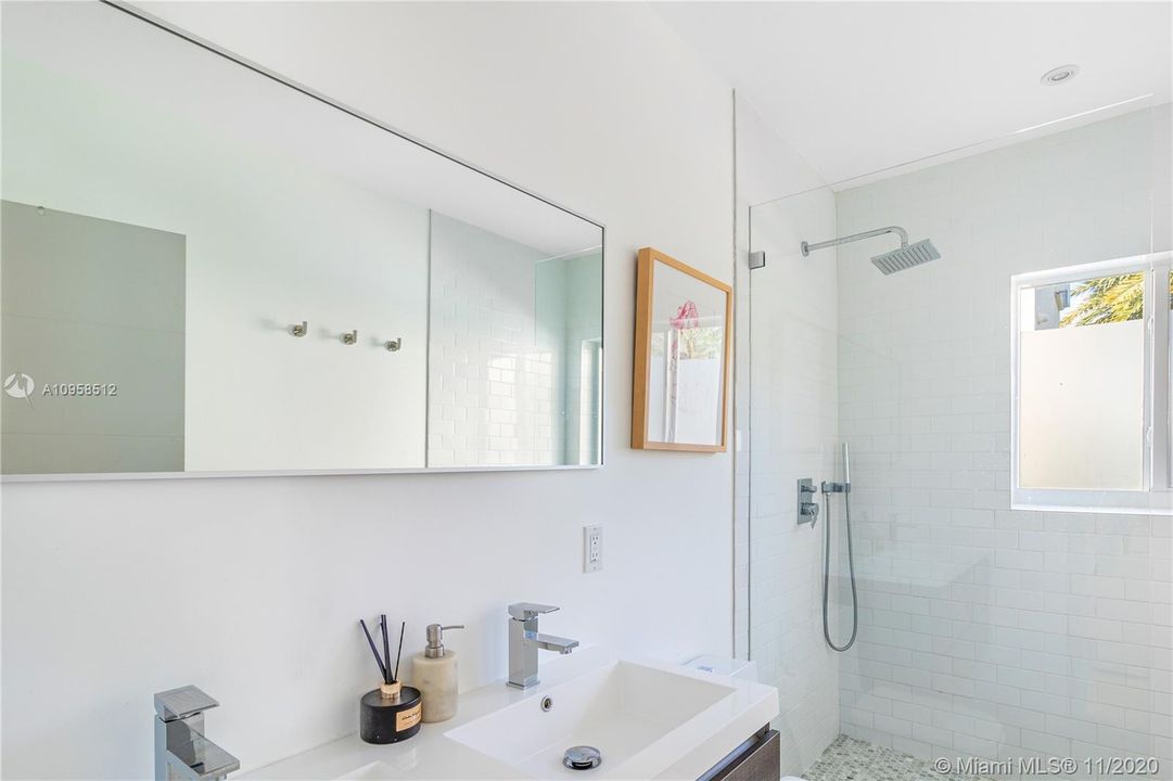 Vendido Recientemente: $999,000 (3 camas, 2 baños, 2017 Pies cuadrados)