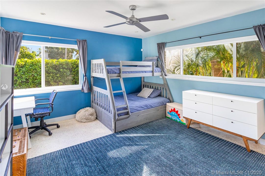 Vendido Recientemente: $999,000 (3 camas, 2 baños, 2017 Pies cuadrados)