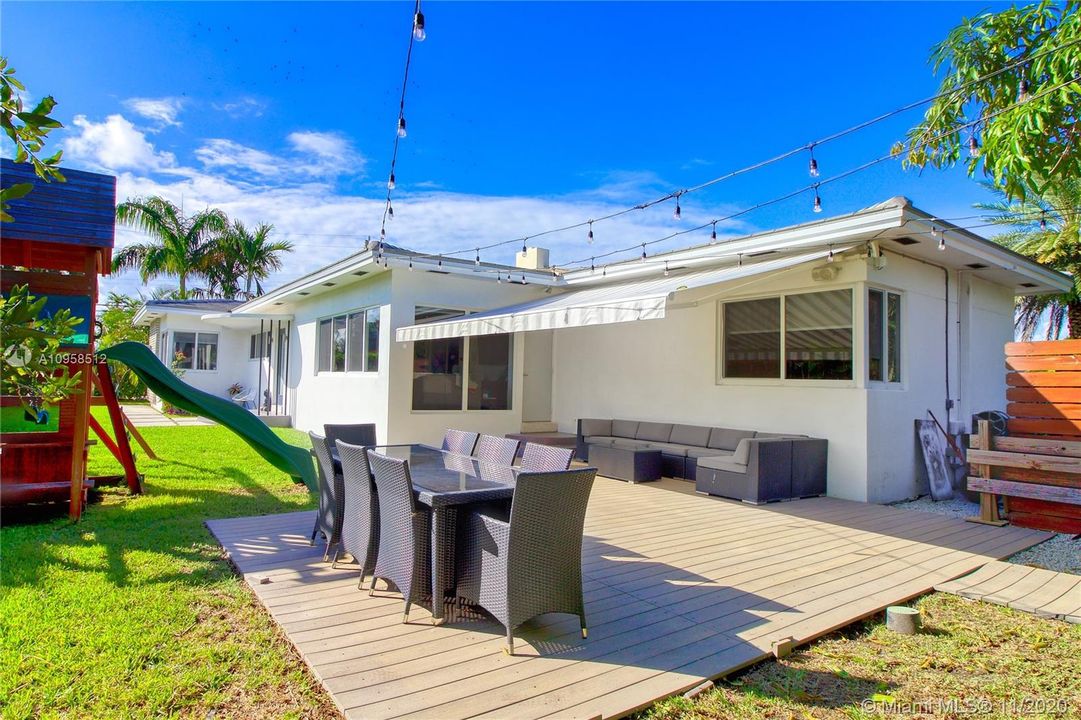 Vendido Recientemente: $999,000 (3 camas, 2 baños, 2017 Pies cuadrados)