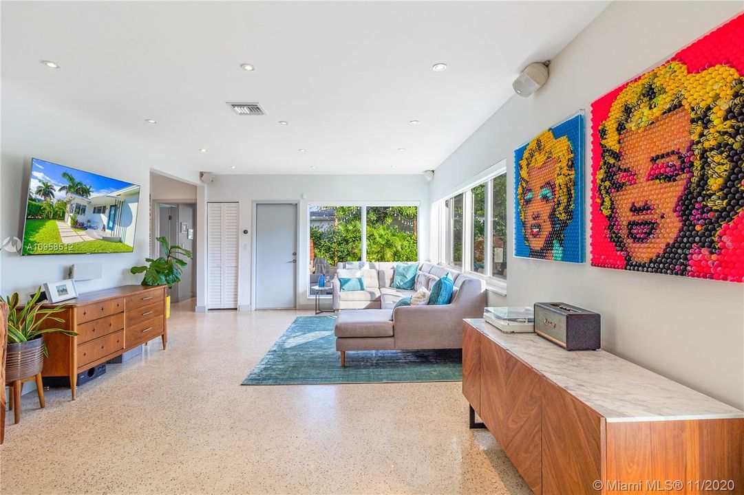 Vendido Recientemente: $999,000 (3 camas, 2 baños, 2017 Pies cuadrados)