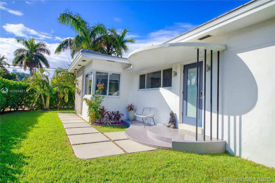 Vendido Recientemente: $999,000 (3 camas, 2 baños, 2017 Pies cuadrados)