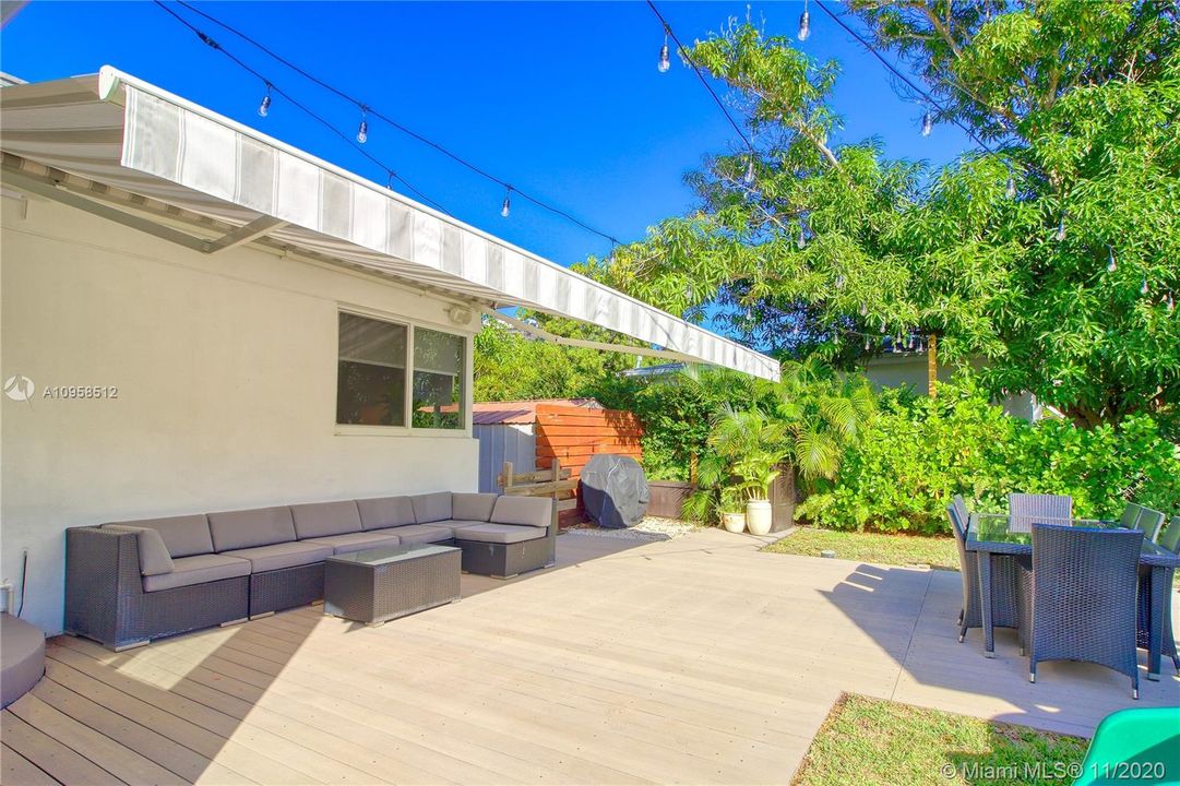 Vendido Recientemente: $999,000 (3 camas, 2 baños, 2017 Pies cuadrados)