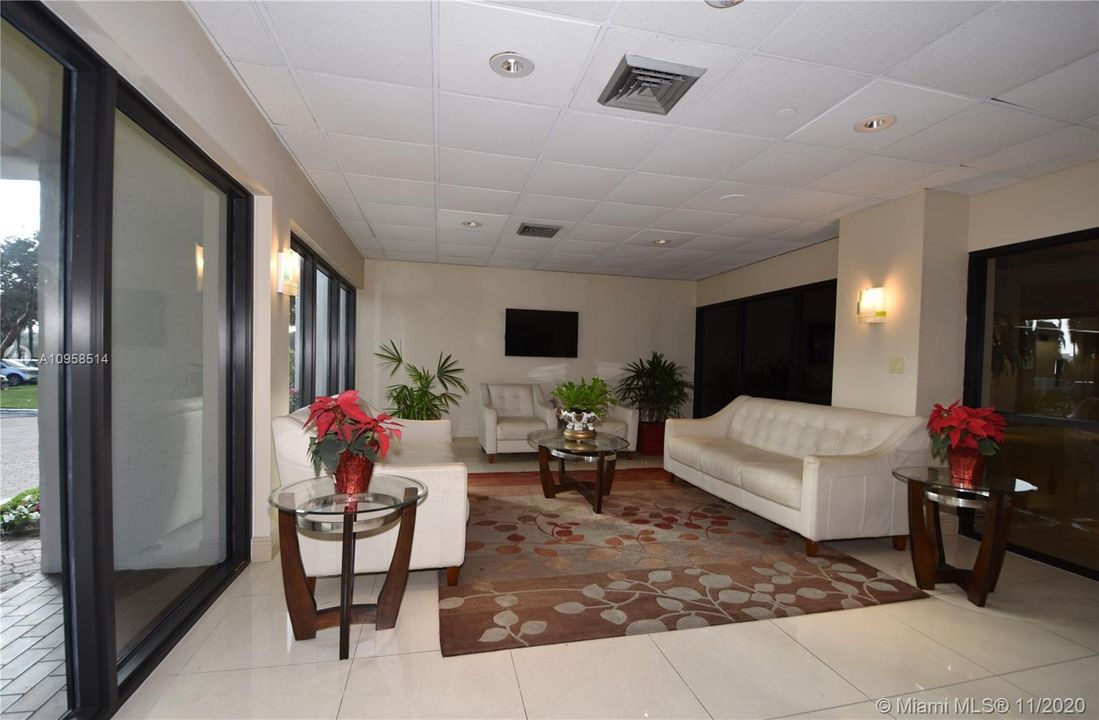 Vendido Recientemente: $779,000 (3 camas, 2 baños, 1990 Pies cuadrados)