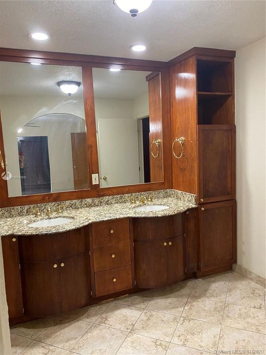 Vendido Recientemente: $620,000 (4 camas, 2 baños, 2726 Pies cuadrados)